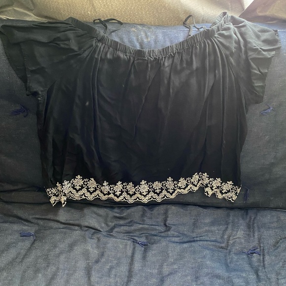 Off Shoulder Blouse - Picture 2 of 3